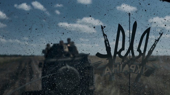 Ukrajinskí vojaci jazdia na obrnenom vozidle počas bojov medzi ukrajinskou a ruskou armádou neďaleko mesta Bachmut.