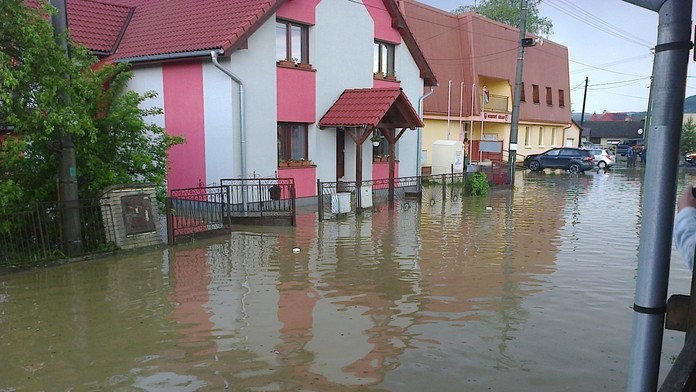 Zaplavený dom pri obecnom úrade v obci Ľubotín.