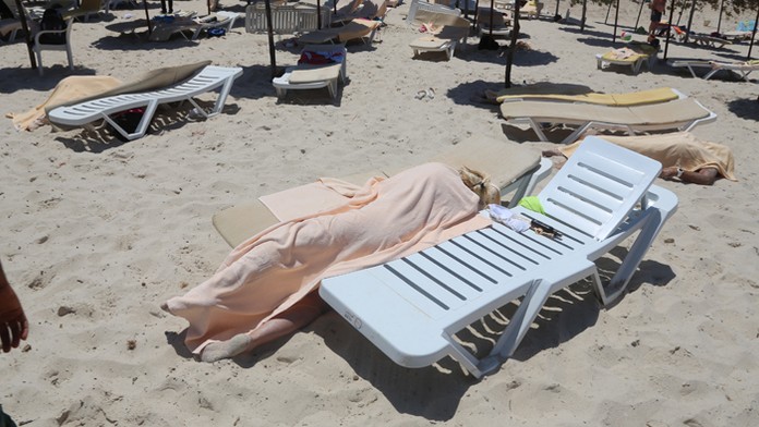 Telá obetí na pláži po teroristickom útoku v hoteli Imperial Marhaba neďaleko tuniského mesta Súsa.