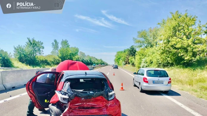 Vodič po zrážke na R1 vystúpil z auta, v protismere ho zrazilo ďalšie auto