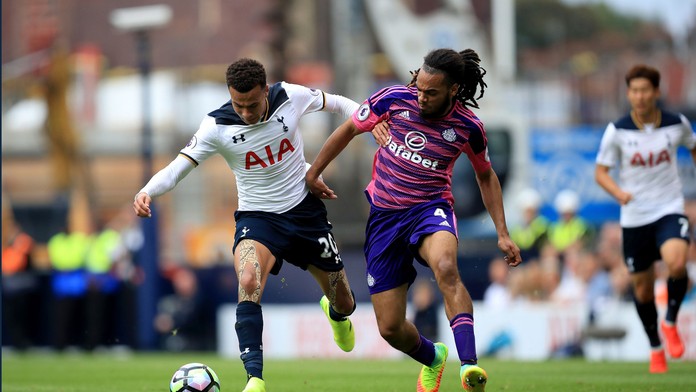 Jason Denayer (vpravo) zo Sunderlandu v súboji s Delem Allim z Tottenhamu.