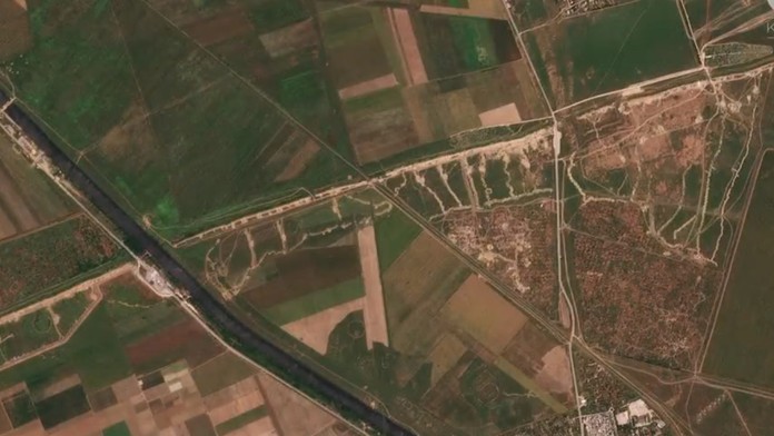 Rusko sa pripravuje na obranu Krymu. Satelitné snímky odhalili rozsiahlu sieť zákopov