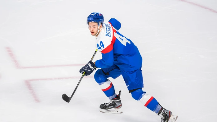 Hokejista Slovenska Mislav Rosandič v zápase proti Švédsku na ZOH 2022.