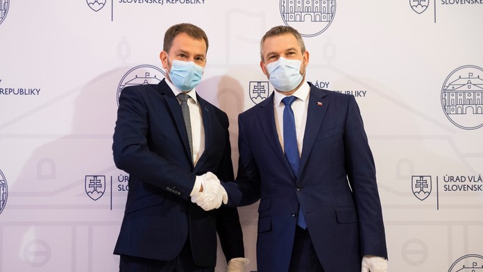 Zľava novovymenovaný predseda vlády Igor Matovič preberá úrad od expremiéra Petra Pellegriniho na Úrade vlády