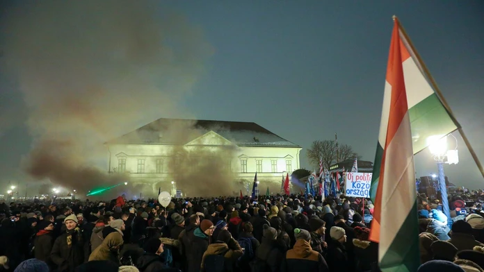 Dav protestujúcich Maďarov pred prezidentským palácom v Budapešti.