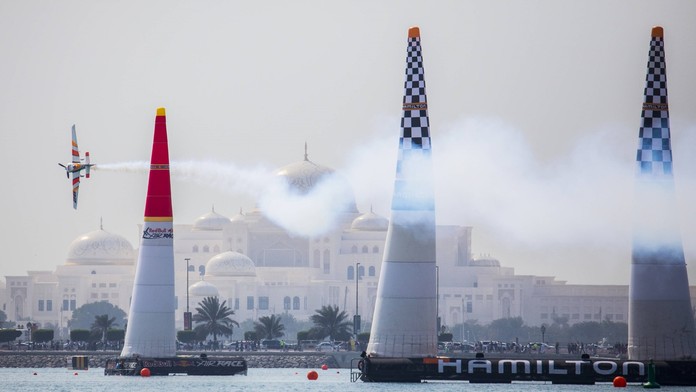 Pilot Juan Velarde počas svojej jazdy v Abú Dabí