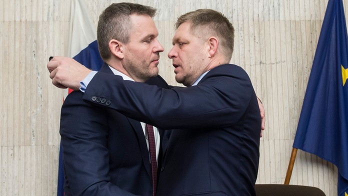 Na snímke vpravo odchádzajúci premiér SR Robert Fico a vľavo dezignovaný premiér Peter Pellegrini