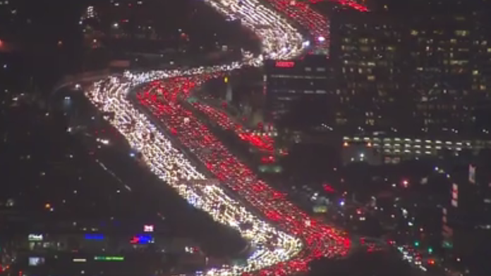 Kolóny áut pripomínajú živý prúd tekutiny.