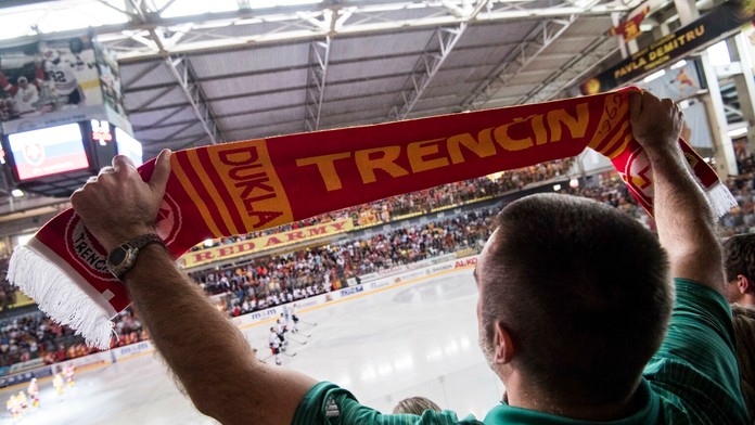 Fanúšik Dukly počas finále playoff Tipsport ligy.