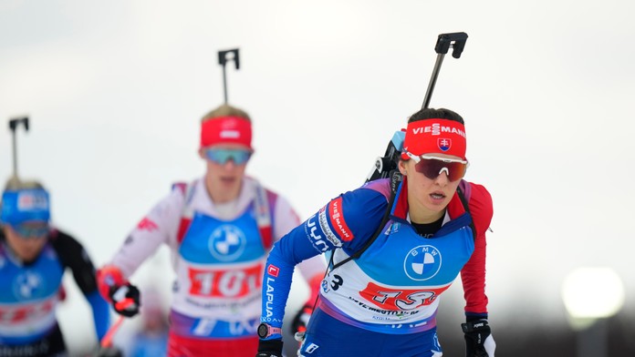 V pretekoch ženskej štafety sa zo zlata tešili francúzske biatlonistky. Slovenky preteky nedokončili