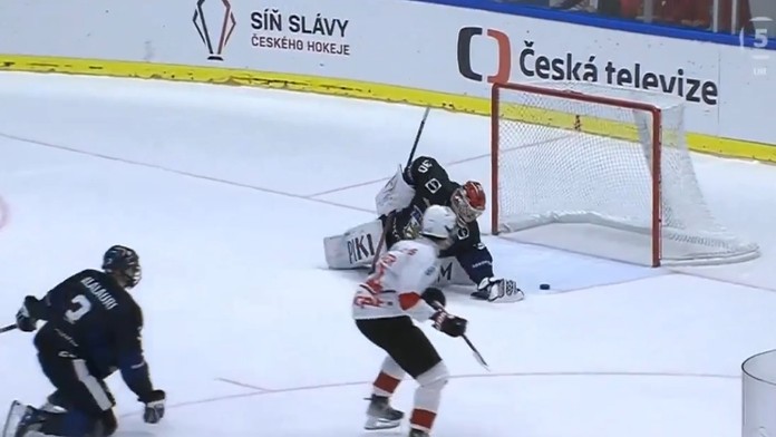 Thierry Berger strieľa kuriózny gól na Hlinka Gretzky Cup