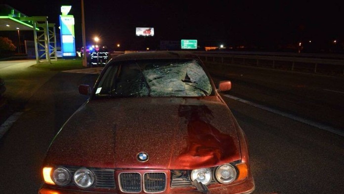 Zničené auto po zrážke.
