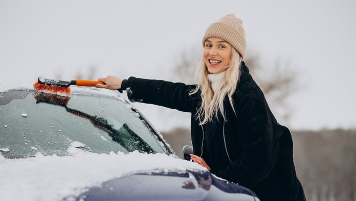 Touto metódou by ste nikdy nemali odstraňovať námrazu z auta. Riskujete veľké škody