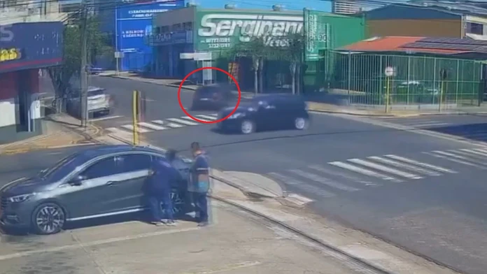 VIDEO: Kamera zachytila neuveriteľnú nehodu. Žena predviedla kaskadérsky kúsok ako z filmu