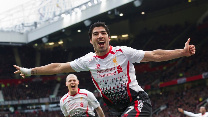 Futbalista Liverpoolu Luis Suarez sa teší po strelení gólu v zápase anglickej Premier League Manchester United - Liverpool.