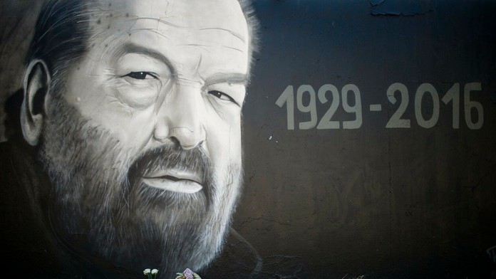 Pomaľovaná stena s podobizňou Buda Spencera na ulici v Budapešti. 