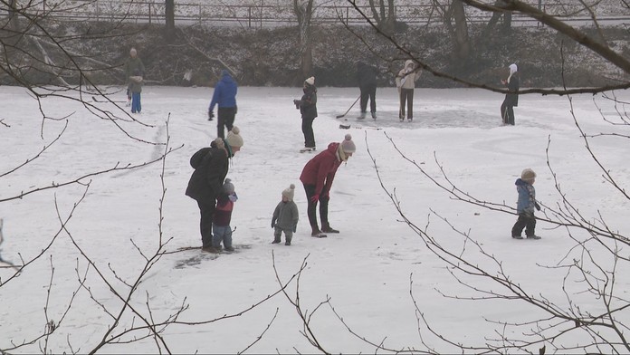 Ľudia na zamrznutom jazere (ilustračná snímka)