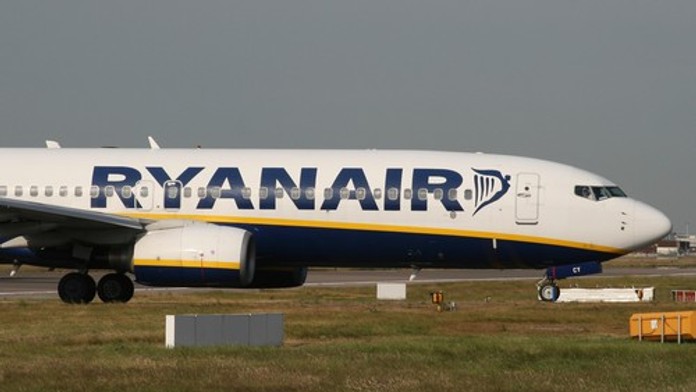 VIDEO: Na palube lietadla Ryanair vypukol požiarny poplach. Cestujúci v panike skákali z krídla