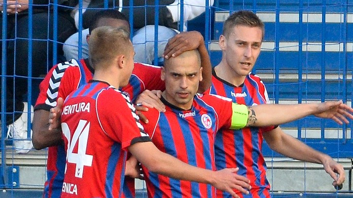 Juraj Piroska  sa teší so spoluhráčmi po góle v zápase FK Senica - AS Trenčín 12. apríla 2014 v Senici.