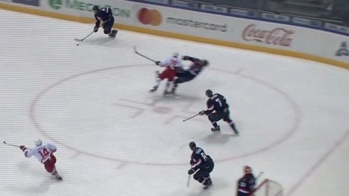 Útočník Václav Nedorost sa stal obeťou nevyberavého faulu Anatolija Golyševa.