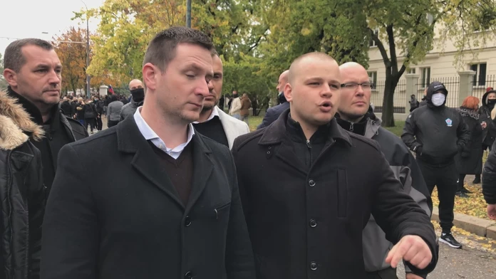 Milan Mazurek (v strede) počas protivládnych protestov.