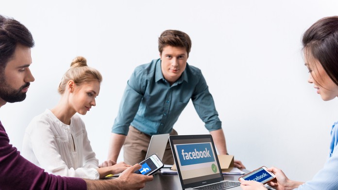 Mladých politika nezaujíma, žijú Facebookom. Neveria ani tradičným médiám, ukázal prieskum