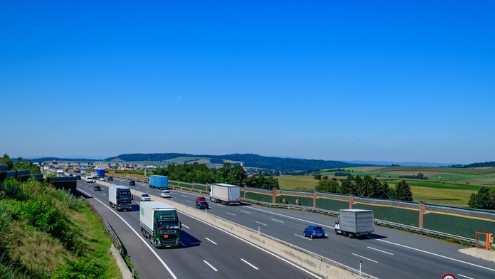 Chystáte sa k moru autom? Tu je prehľad cien diaľničných známok a mýta vo viacerých štátoch