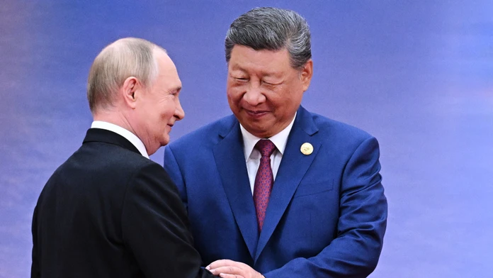 Putin po boku Si Ťin-pchinga. V Číne sa začal samit Šanghajskej organizácie pre spoluprácu