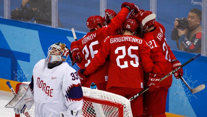 Na snímke vpravo ruský hráč Sergej Kalinin oslavuje svoj gól so spoluhráčmi, vľavo prekonaný nórsky brankár Lars Haugen.