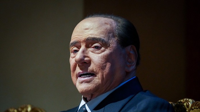 Bývalý taliansky premiér Berlusconi je v nemocnici na jednotke intenzívnej starostlivosti