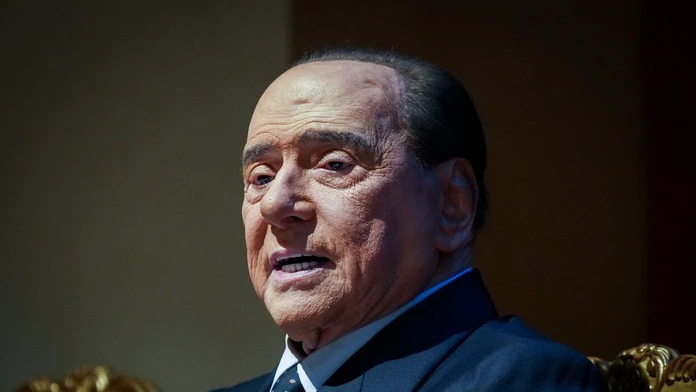 Zdravotný stav expremiéra Berlusconiho sa zlepšuje