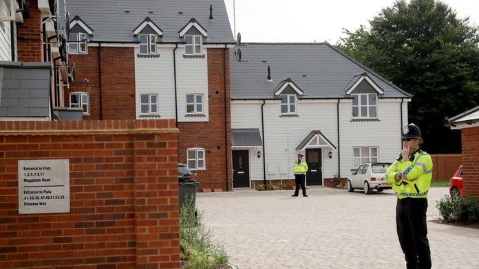 Britská polícia stráži dom v Amesbury, v ktorom našli osoby otrávené novičokom.