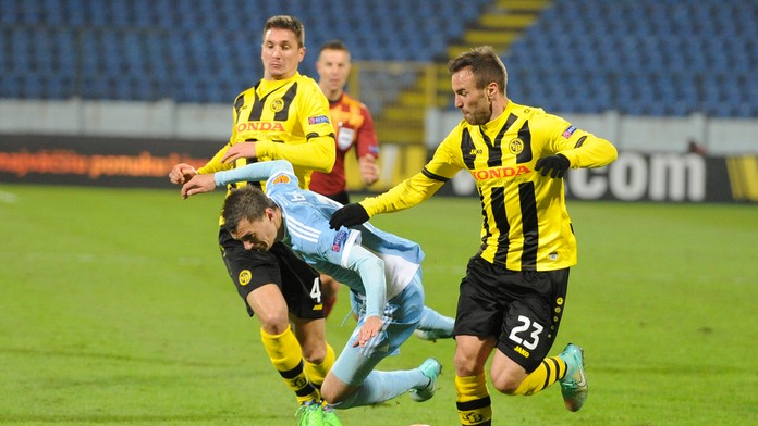 František Kubík (Slovan) padá medzi brániacov dvojicov hráčov Bernu