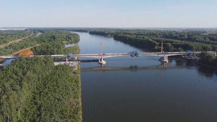 Ľudia stoja na značkách a dodržiavajú sociálny odstup počas protestu na Staromestskom námestí v Prahe.