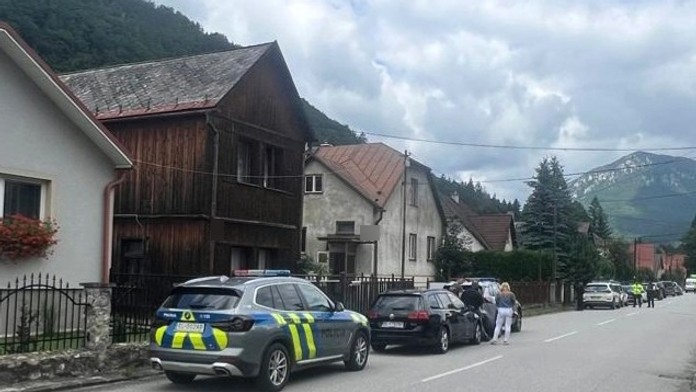 Dráma v obci pri Ružomberku: Muž mal napadnúť farára a zabarikádovať sa v dome