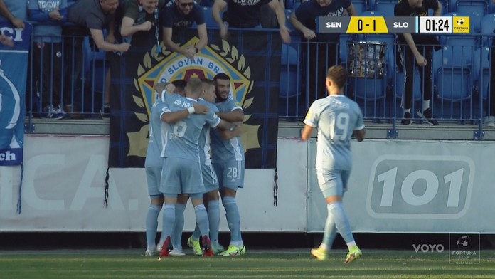 Hráči Slovana sa tešia po úvodnom góle do siete Senice.