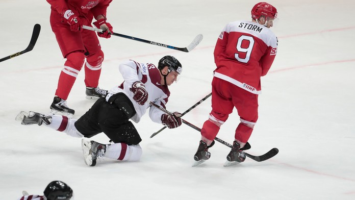Na snímke vľavo Lotyš Guntis Galvins, vpravo Dán rederik Storm  v zápase A-skupiny hokejových MS v Rusku.
