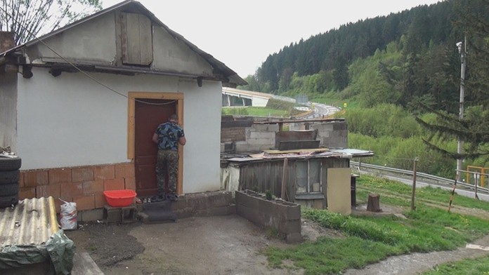 Francúzsky brankár Corentin Henri Buysse inkasuje prvý gól, vľavo sa prizerá Sean Couturier (Kanada).