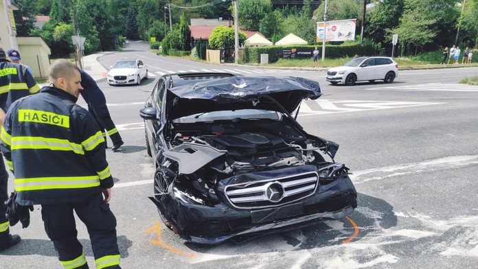 Dopravná nehoda v Banskej Bystrici. Zranili sa pri nej štyri osoby