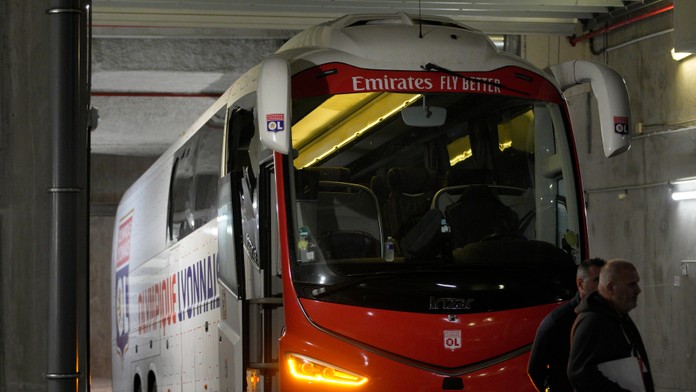 Na autobus futbalistov Lyonu zaútočili kameňmi a zranili trénera Fabia Grossa