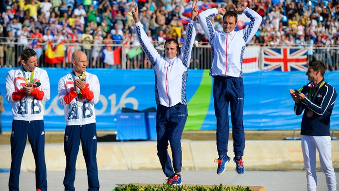 Slovenskí deblisti Ladislav a Peter Škantárovci pózujú na pódiu po zisku zlatej medaily. 