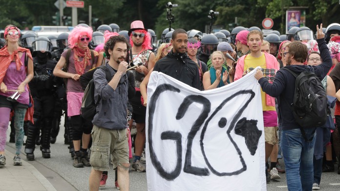 Demonštranti držia transparent.