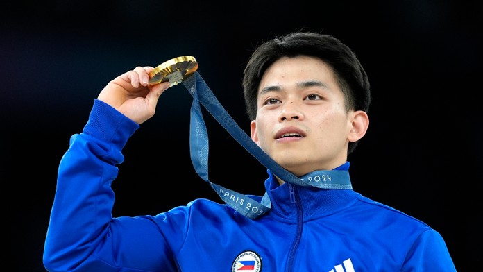 Carlos Edriel Yulo oslavuje zisk zlatej medaily