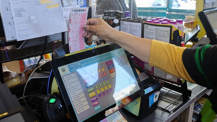 Žena vyhrala gigantický jackpot, lotéria jej ho odmieta vyplatiť. Problémom je spôsob, akým si kúpila tiket