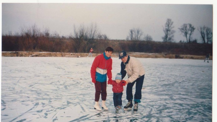Tomáš Tatar na sa učí korčuľovať s rodičmi.