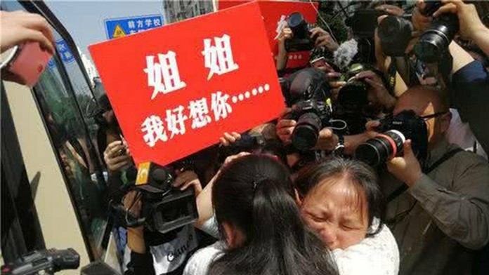 Stratená dcéra priletela s deťmi a manželom.