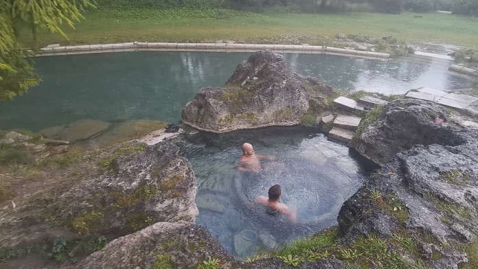 Cestujúci čakajú na testovanie na ochorenie COVID-19 na rímskom letisku Ciampino.