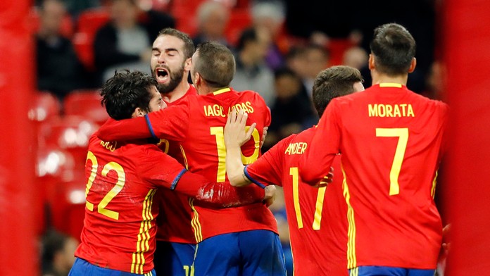 Radosť Španielov po vyrovnávajúcom góle na 2:2 v príprave proti Anglicku.