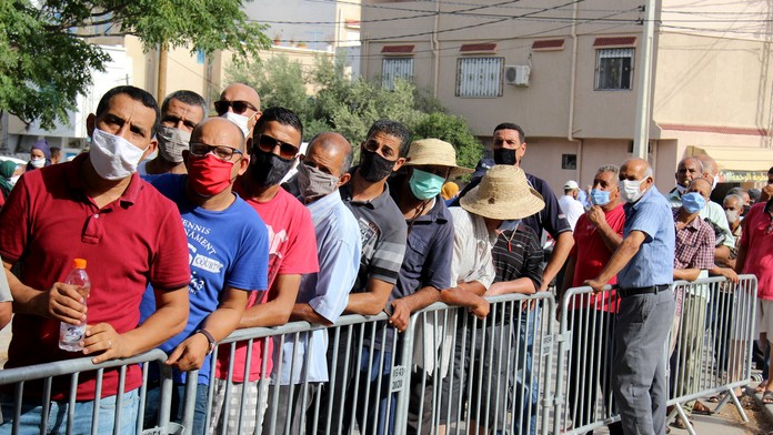Tunisania čakajúci na očkovanie.