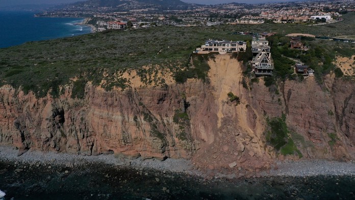 OBRAZOM: Luxusným rezidenciám na útese v Kalifornii hrozí zrútenie do mora. Verdikt expertov je prekvapivý